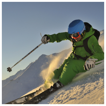 Ein Skifahrer in grünem Outfit und blauem Helm fährt an einem sonnigen Tag in Serfaus-Fiss-Ladis einen verschneiten Hang hinunter. Er lehnt sich zur Seite und wirbelt eine Schneewolke auf. Majestätische Berge erheben sich stolz im Hintergrund und zeigen die Schönheit dieses Aktivurlaubsziels, das sowohl im Sommer als auch im Winter perfekt ist.