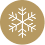 Ein weißes Schneeflockensymbol ist wunderschön auf einem kreisförmigen goldenen Hintergrund zentriert und erinnert an den bezaubernden Charme eines Aktivurlaubs in Serfaus-Fiss-Ladis, perfekt für Abenteuer im Sommer wie im Winter.
